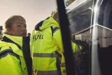 Juliste Kaksi henkilöä keltaisissa
